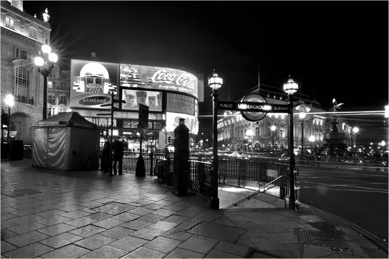 piccadilly circus bw