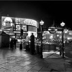 piccadilly circus bw