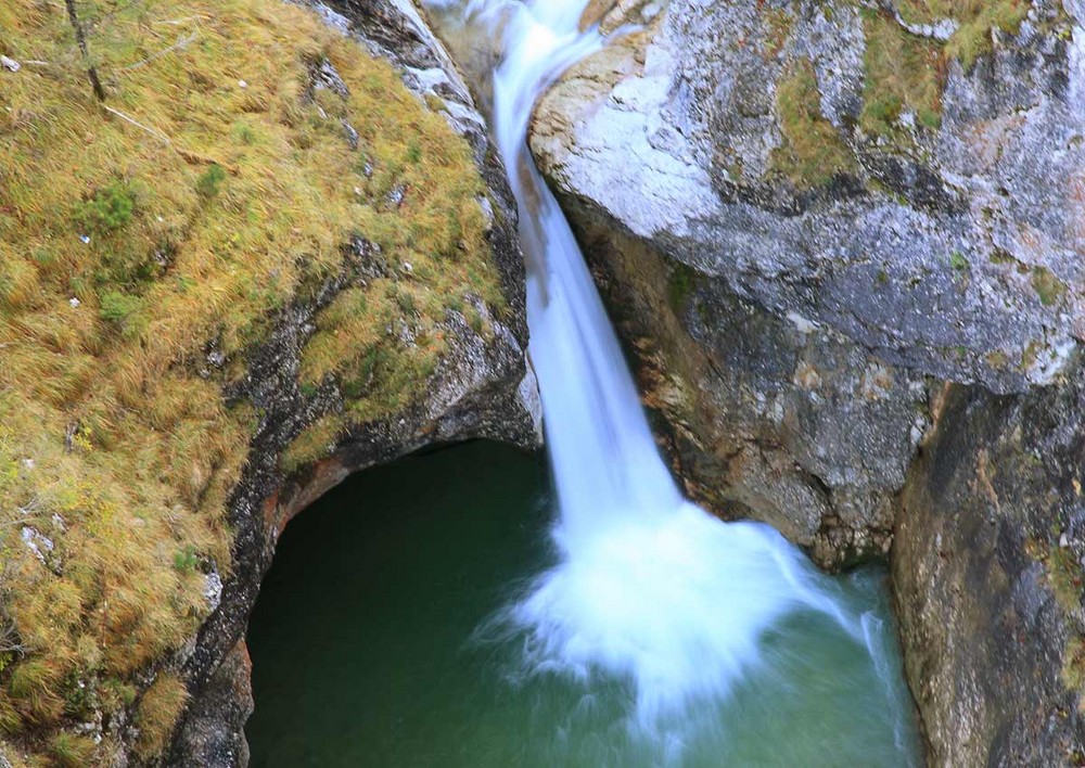 Piccola cascata alpina