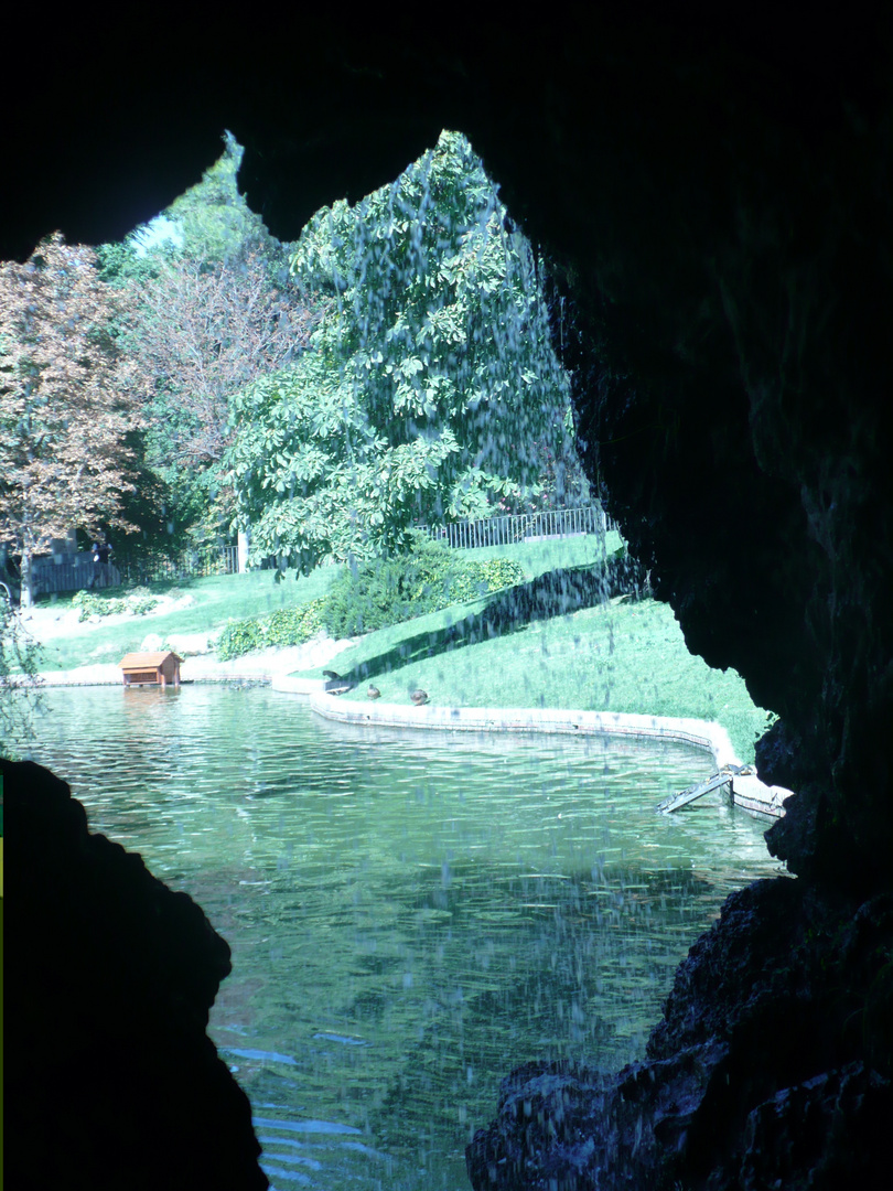 PICCOLA GROTTA CON VISTA SUL LAGHETTO