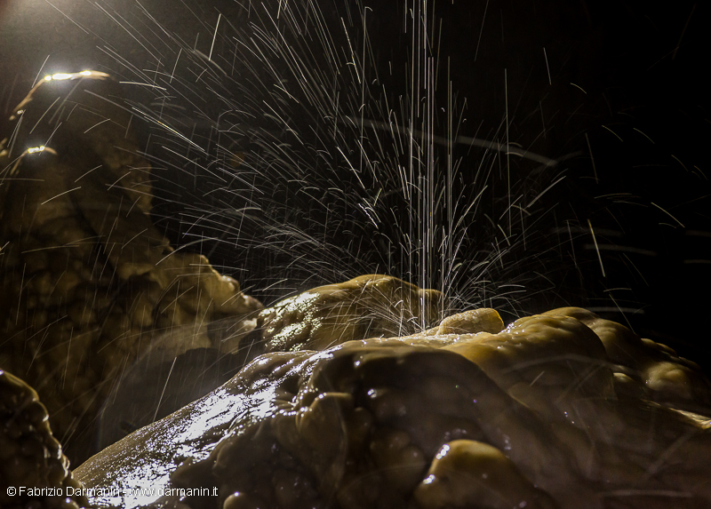 Piccole stalagmiti crescono