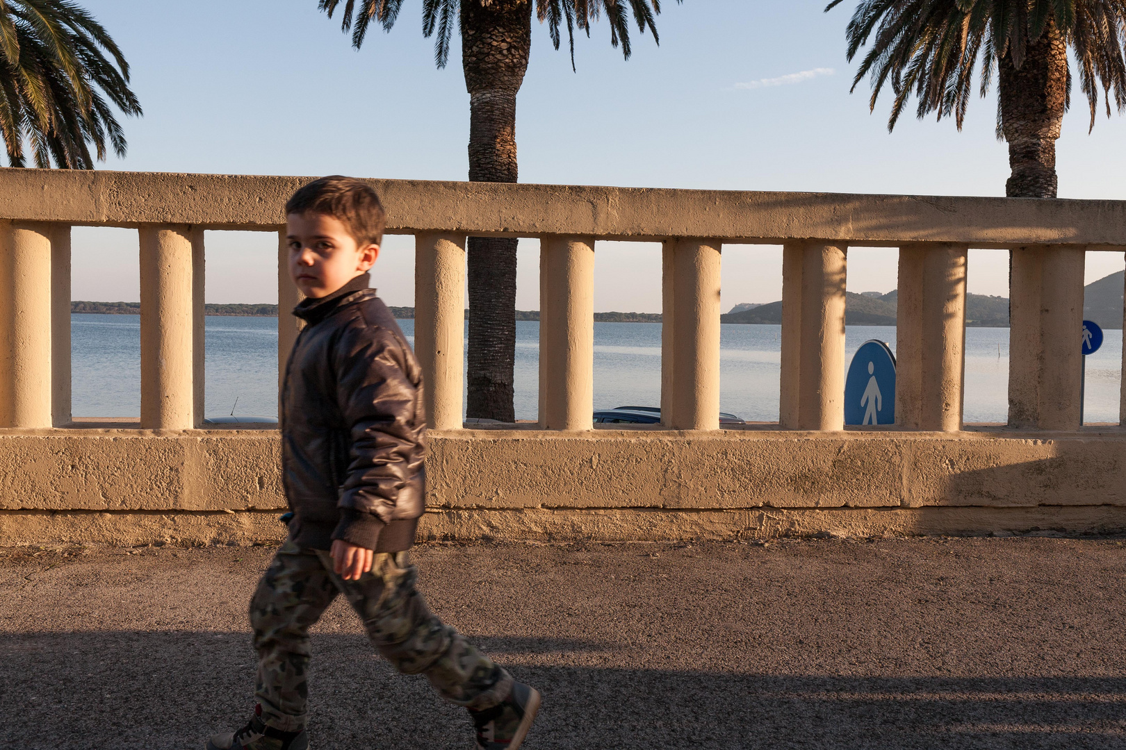 Piccoli pedoni veri e finti pedoni blu