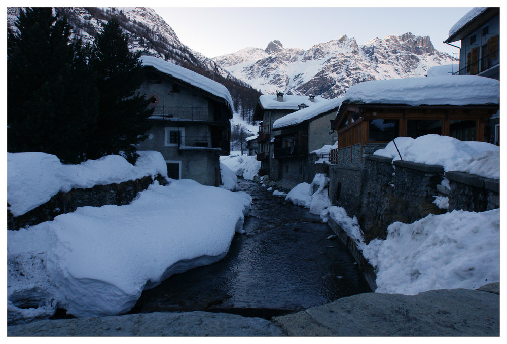 Piccolo paese innevato