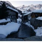 Piccolo paese innevato