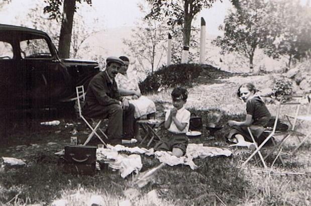 Picknick am Straßenrand um 1935