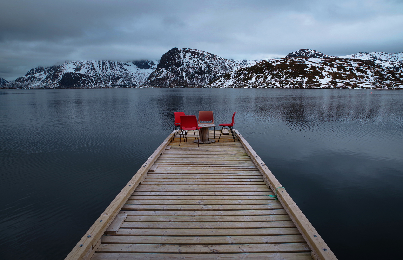 Picknick auf norwegisch - red chairs 