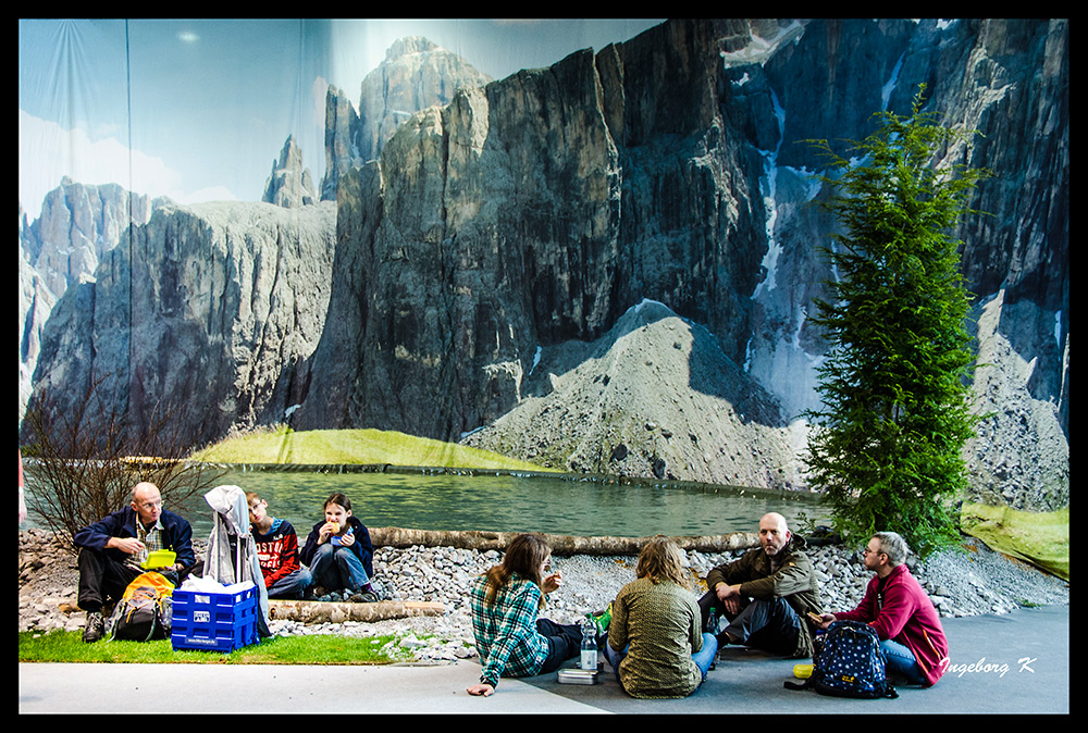 Picknick in den Bergen am See