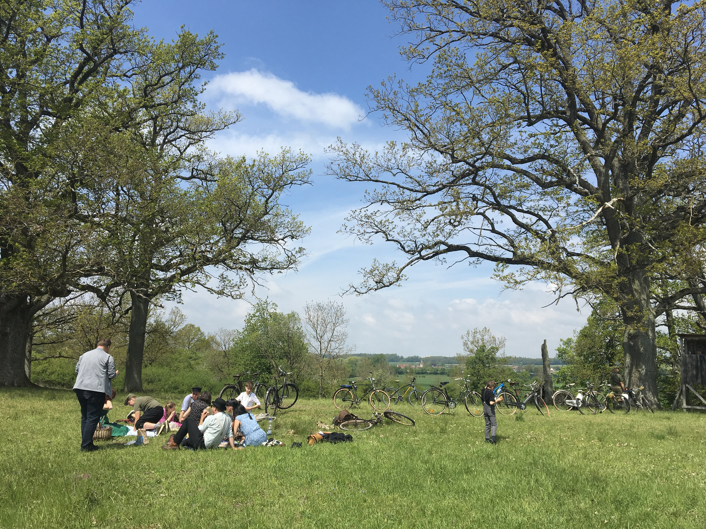 Picknick mit alten Fahrrädern in stilechter Bekleidung