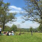 Picknick mit alten Fahrrädern in stilechter Bekleidung