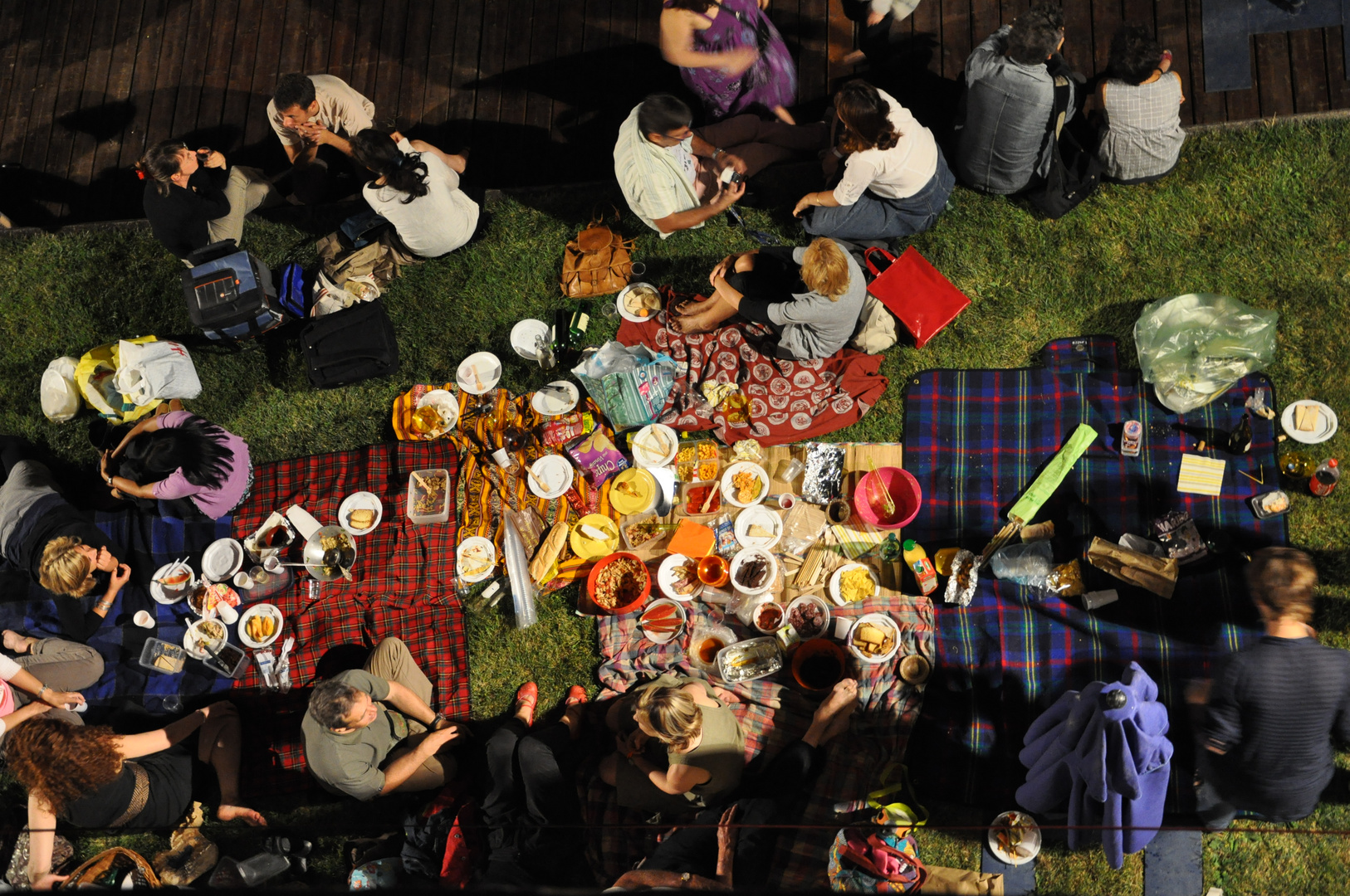 Picknick um Mitternacht in Paris an der Seine