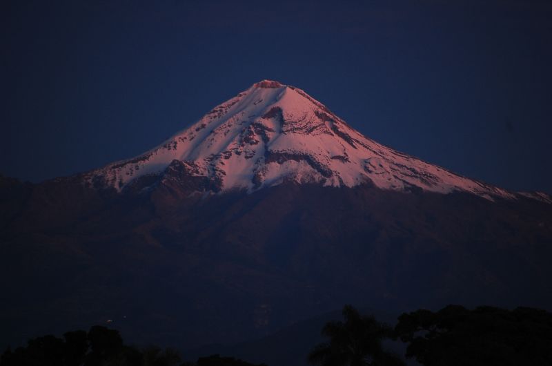 Pico de Orizaba o Cerro de la Estrella al amanecer