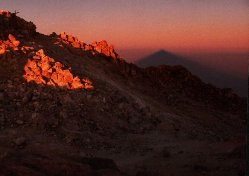 Pico del Teide - Gipfelkreuz und Teideschatten bei Sonnenaufgang