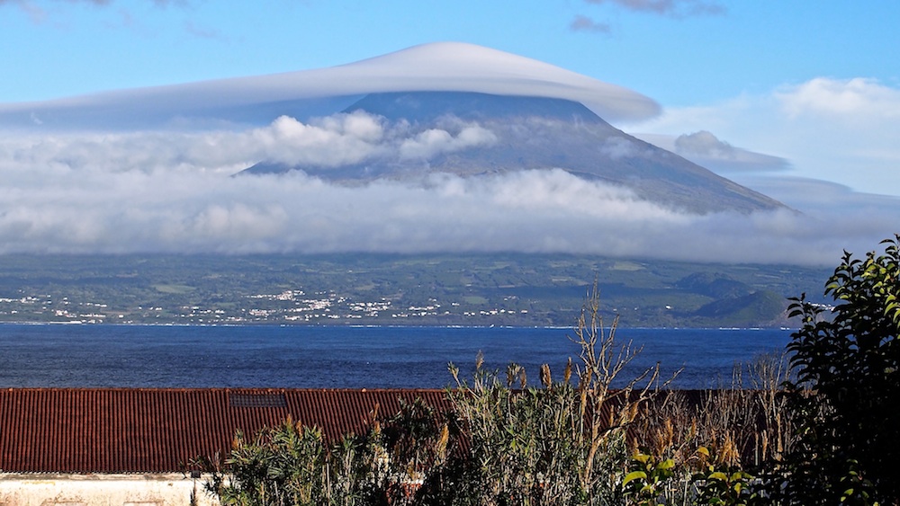 Pico mit Hut von Faial aus gesehen