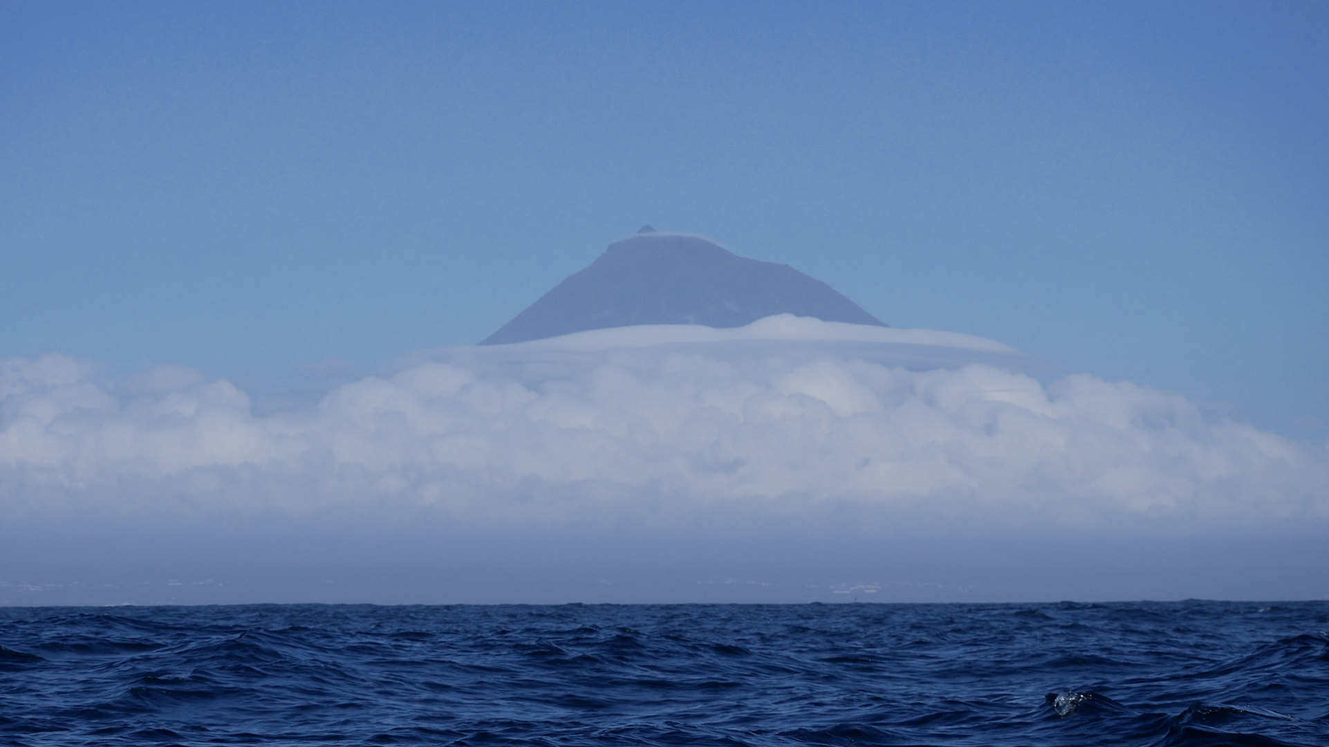 Pico schaut aus den Wolken