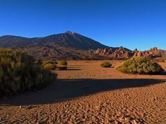 Pico Viejo, Pico Del Teide und Los Roques de Garcia im abendlichen Licht (von Links)