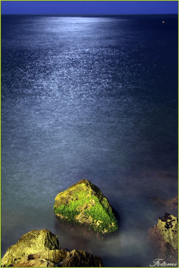 "PIEDRA VERDE EN MAR AZUL"