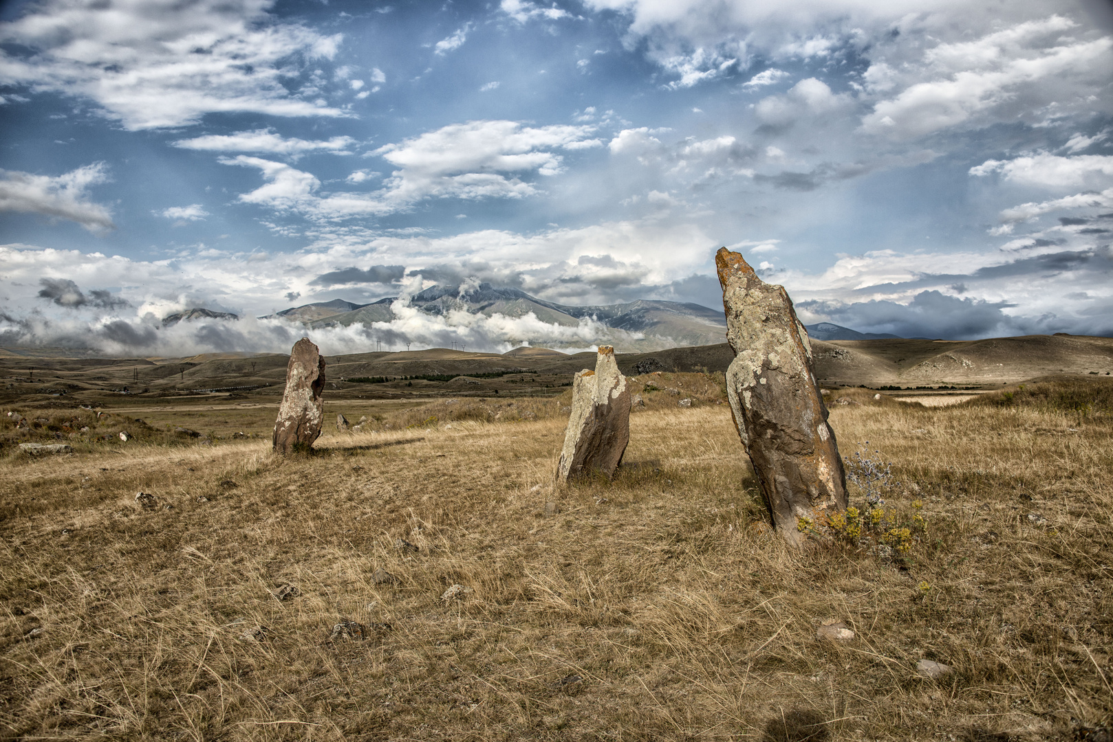 Piedras milenarias en dia de tormenta