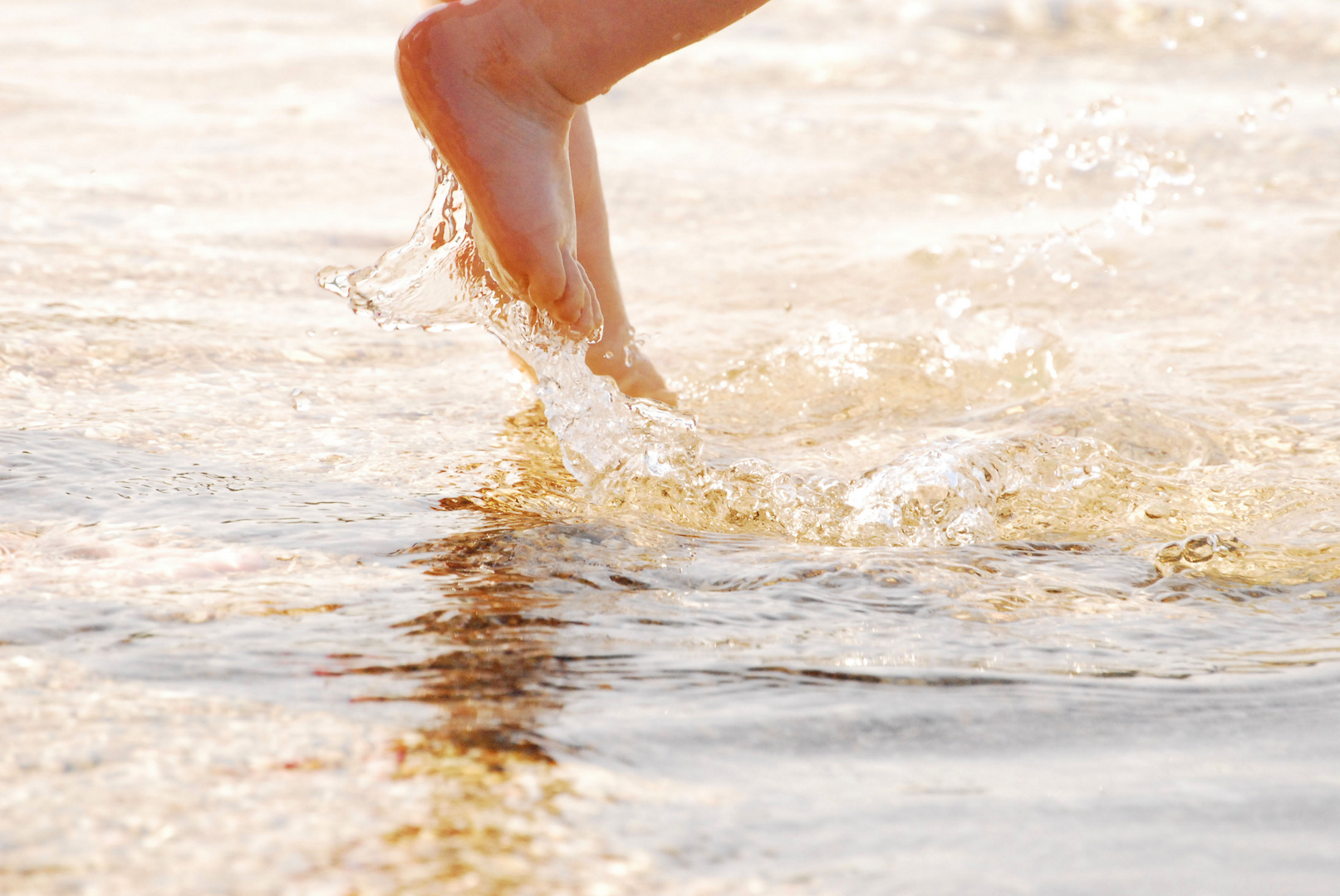 pieds de bébé dans la mar