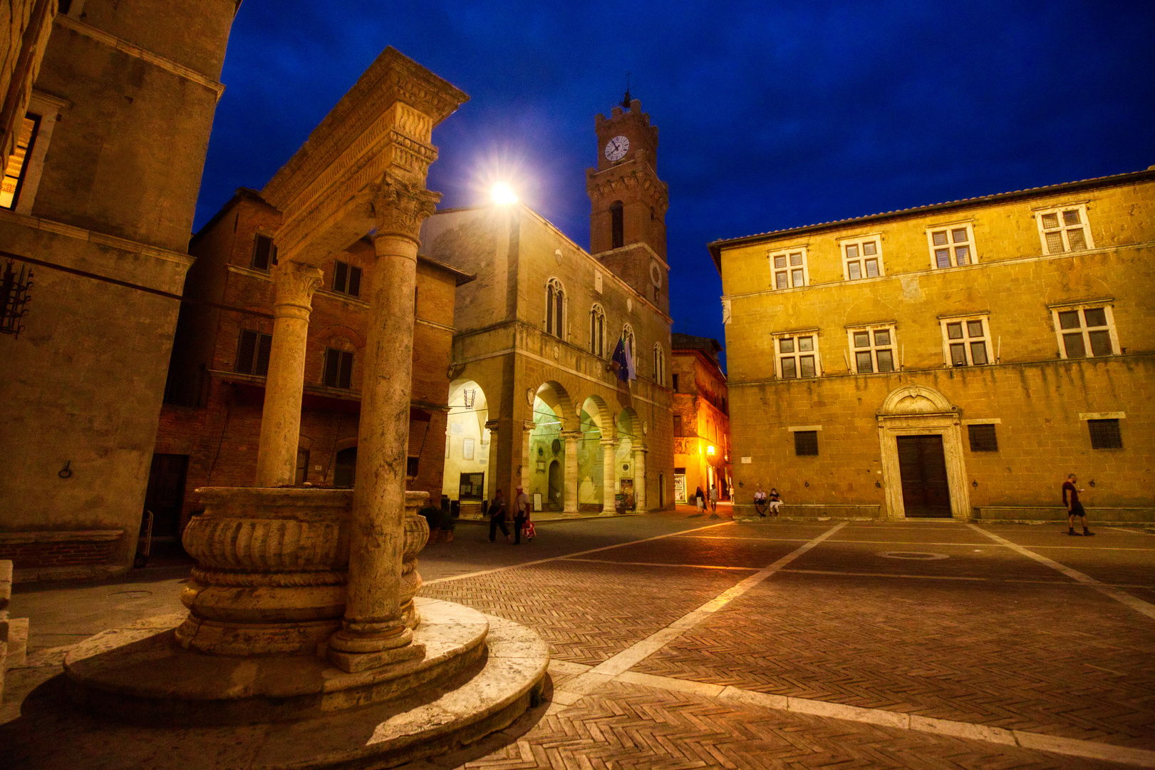 Pienza am Abend - die Piazza Pio II ...