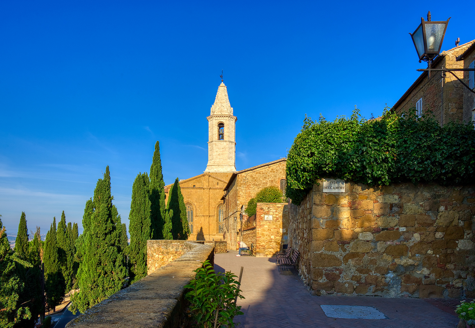 Pienza - an der Stadtmauer die Morgensonne genießen