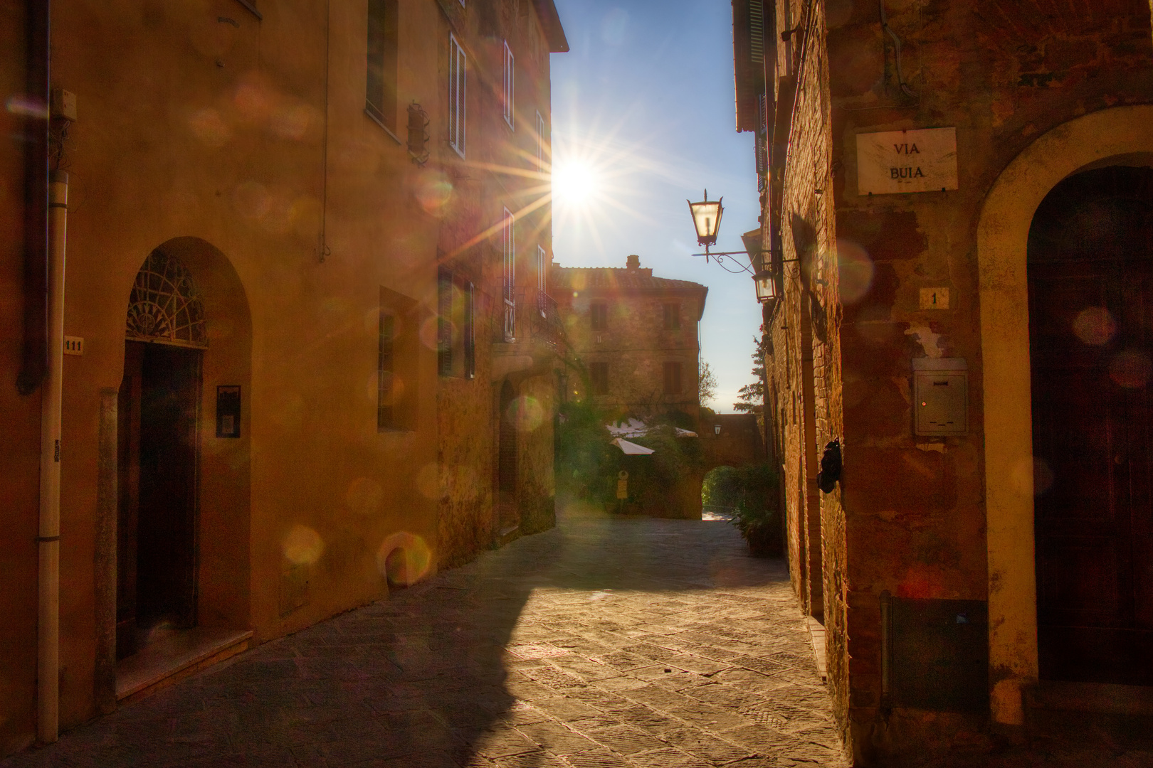 Pienza - den "Corso il Rossellino" entlang der Sonne entgegen