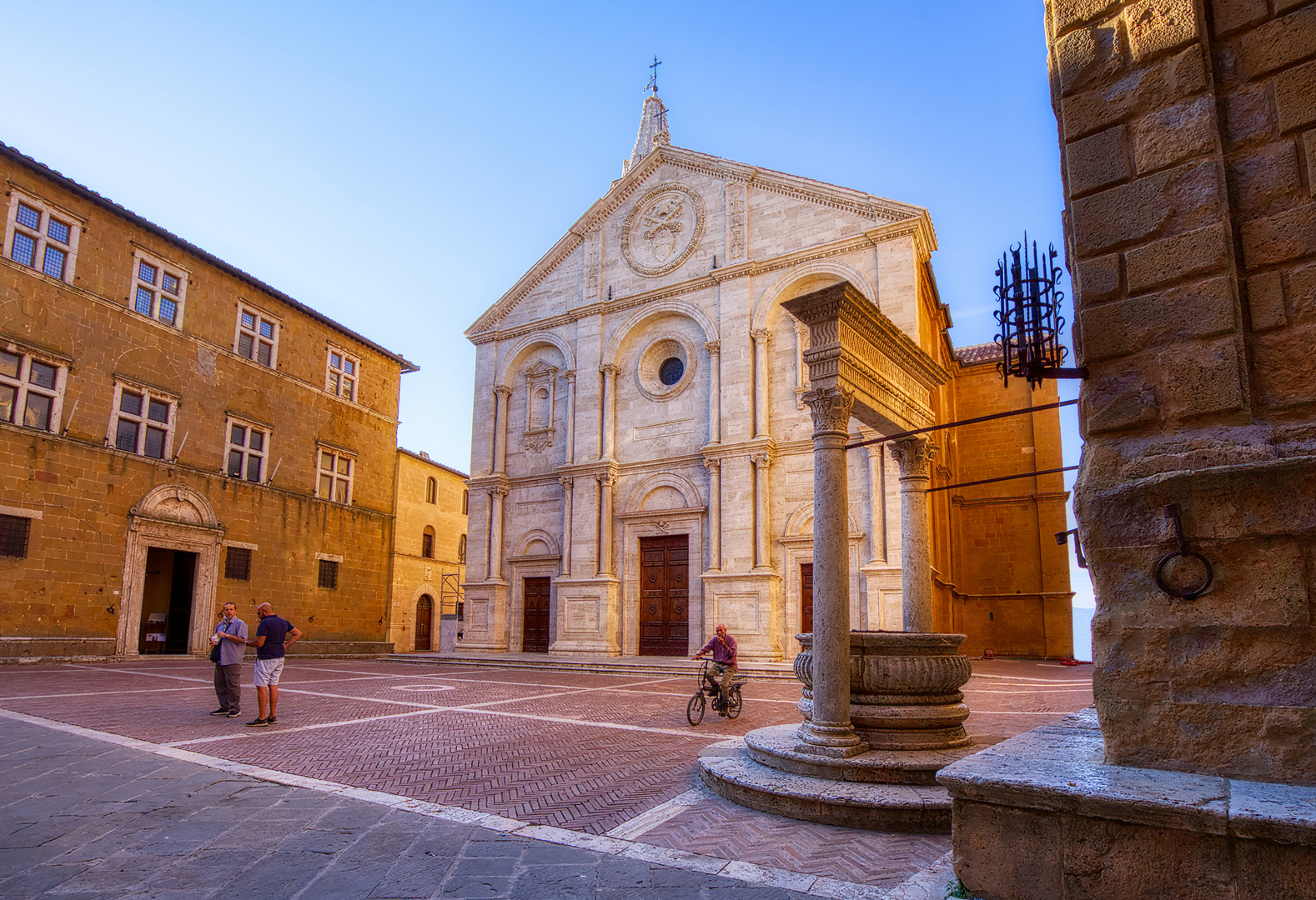 Pienza - ein "Morgen-Schwätzchen" auf der Piazza Pio II