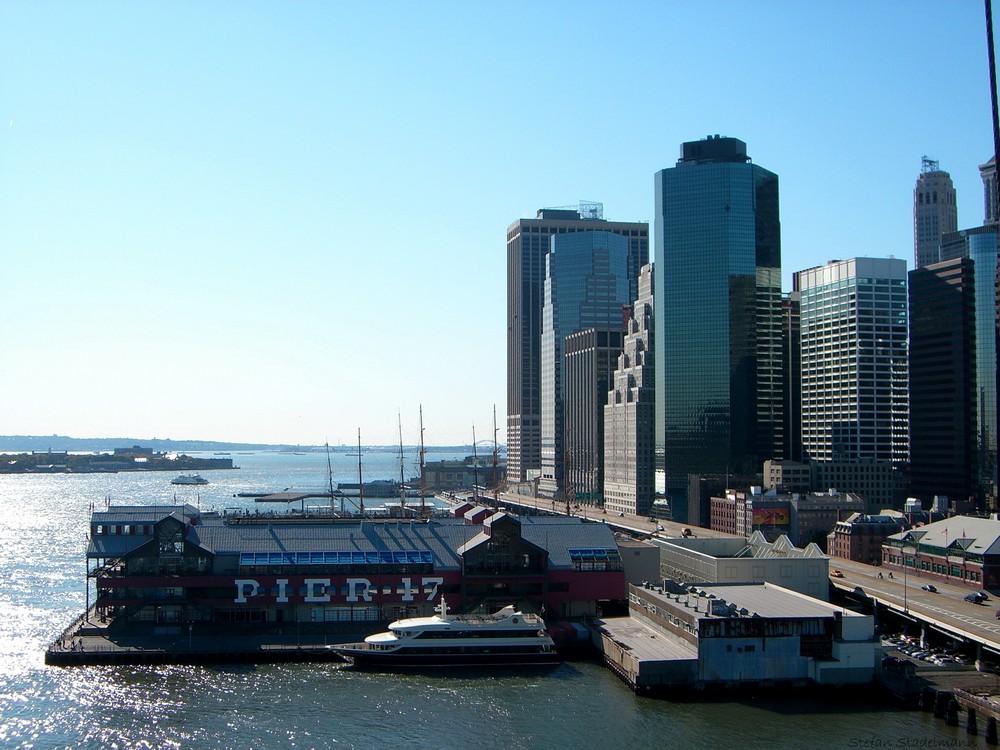 Pier 17 am South Street Seaport - von der Brooklyn Bridge aus