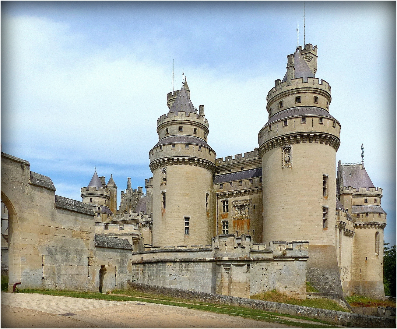 PIERREFONDS --5 ---