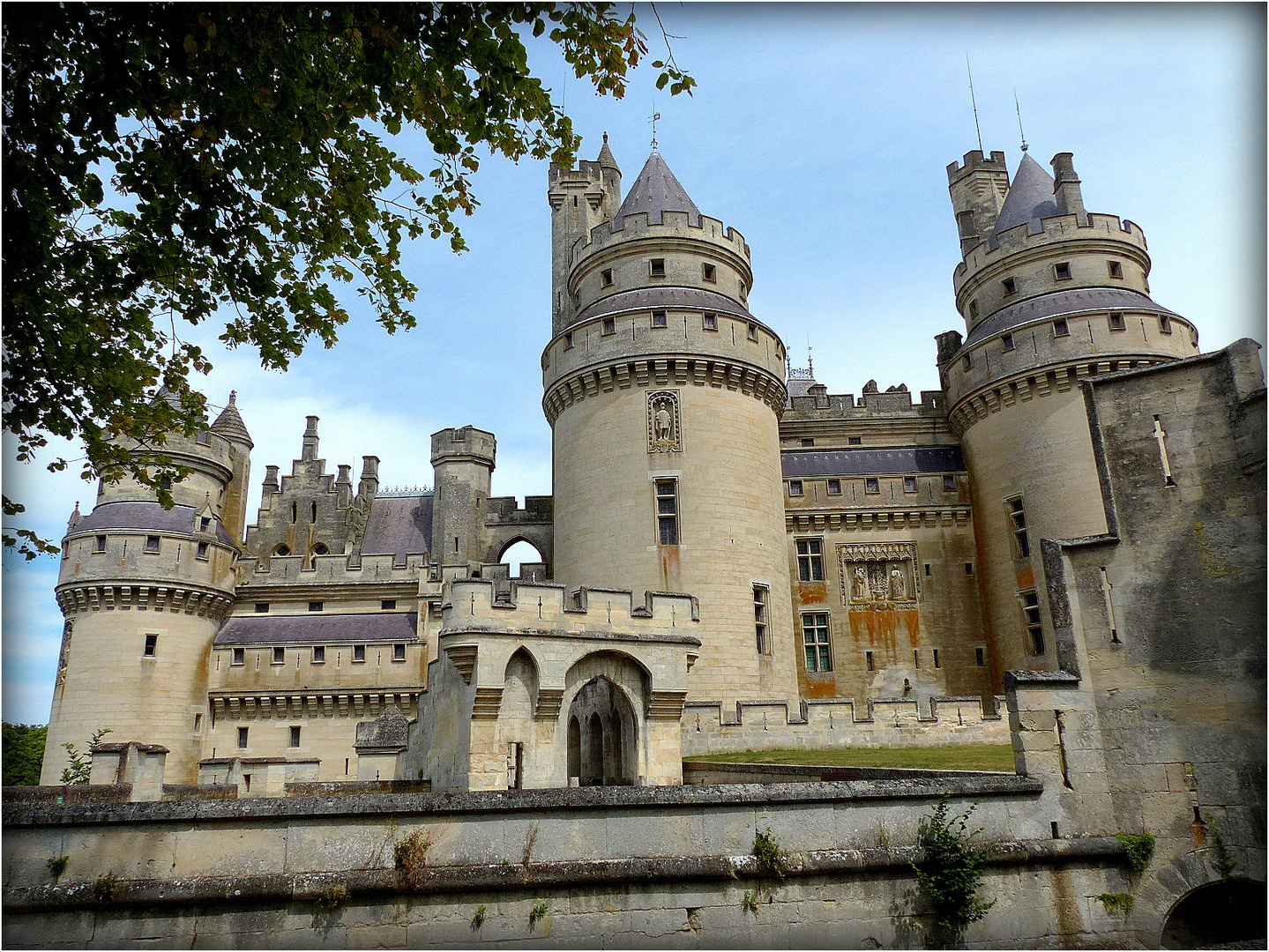 PIERREFONDS --6 ---