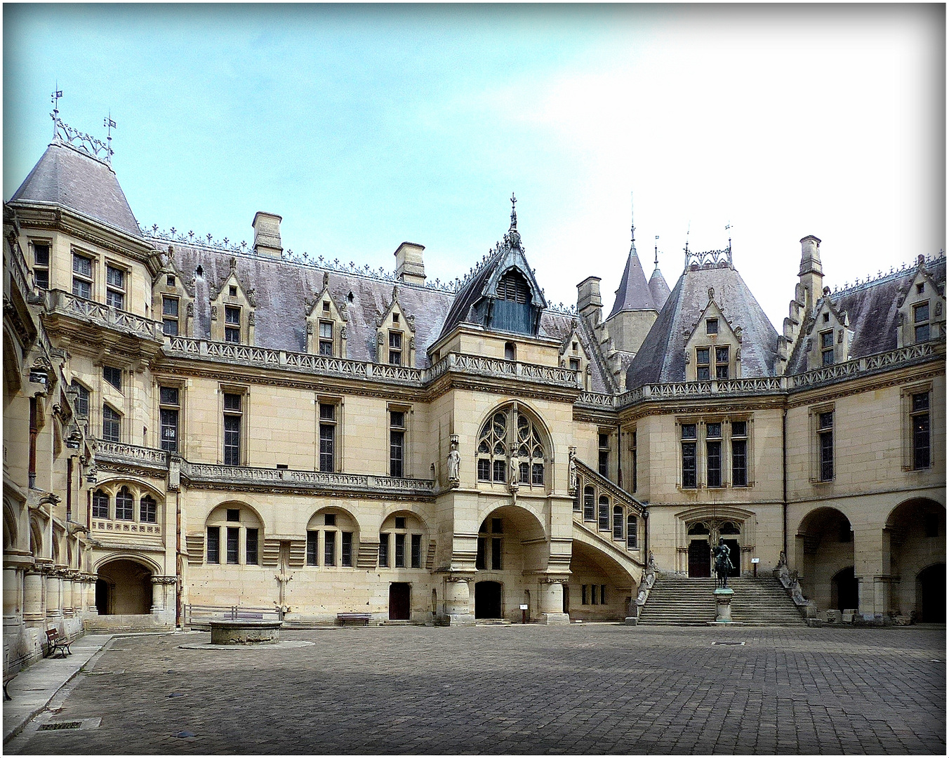 PIERREFONDS -- 9 ---