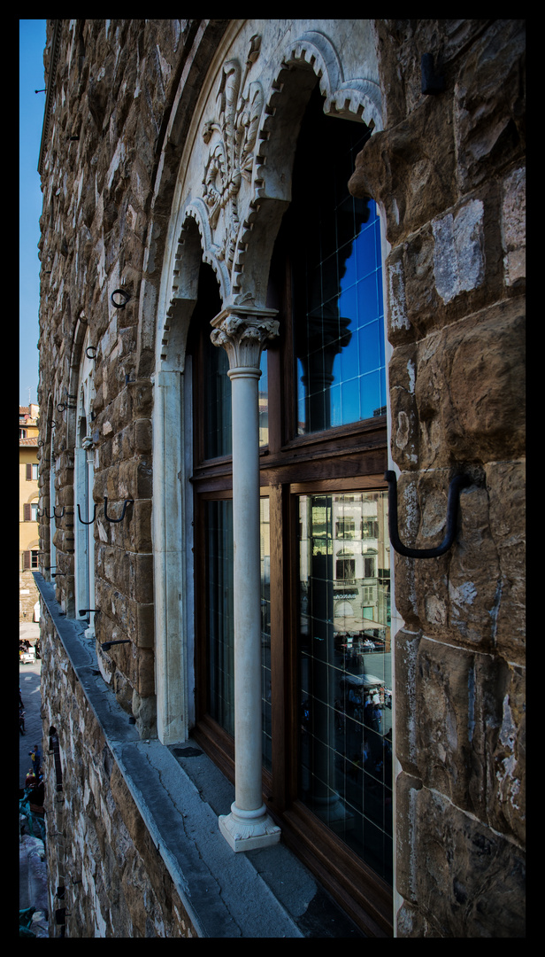 Pietre e bifora della facciata di Palazzo Vecchio