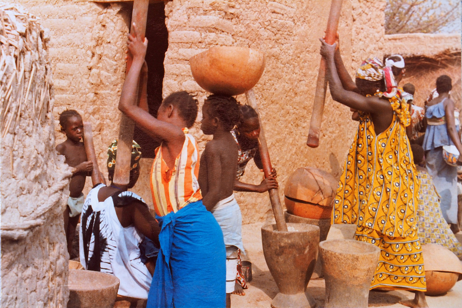 Pilage du mil en cadence dans un village malien