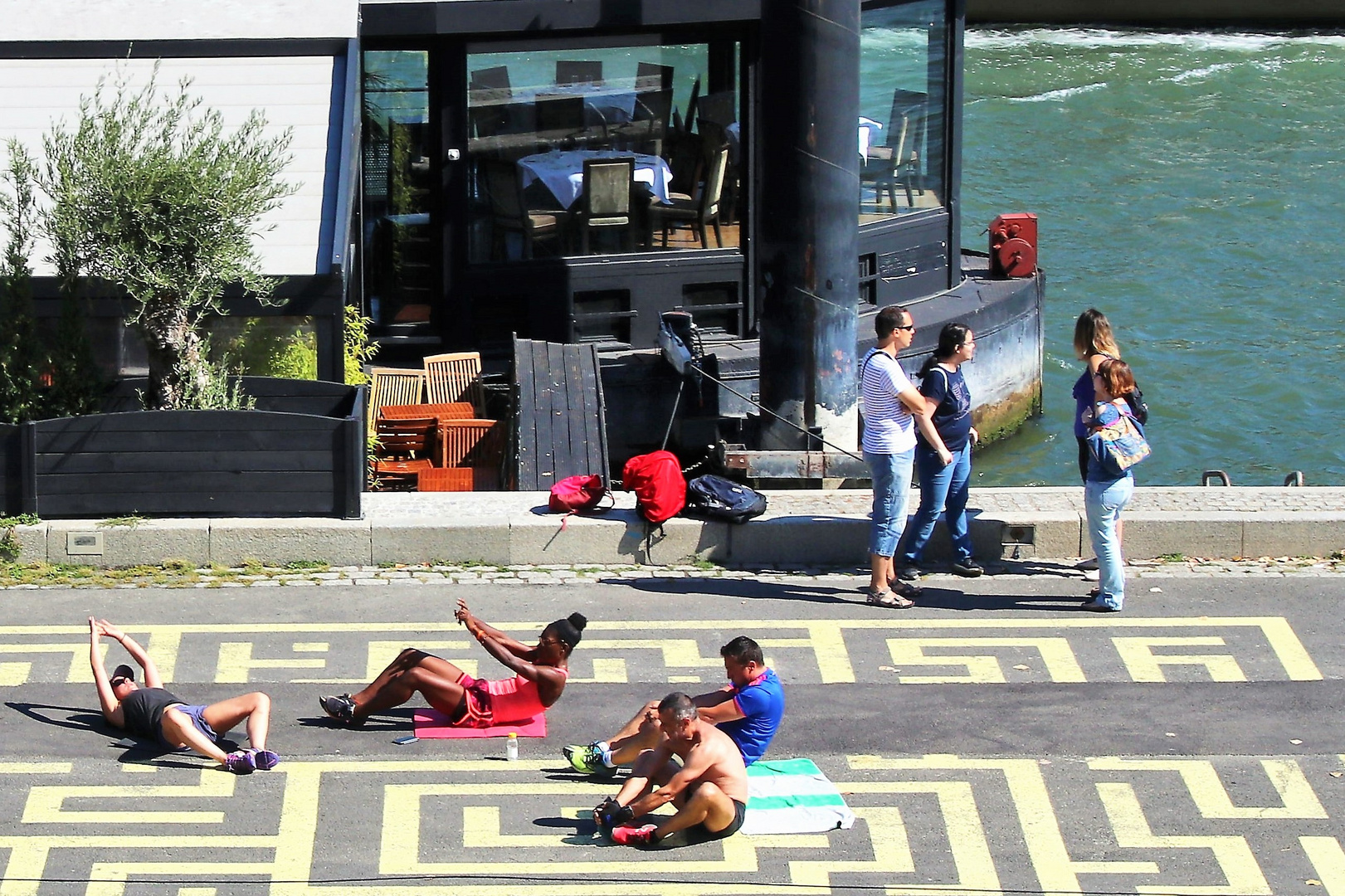 Pilates am Ufer der Seine