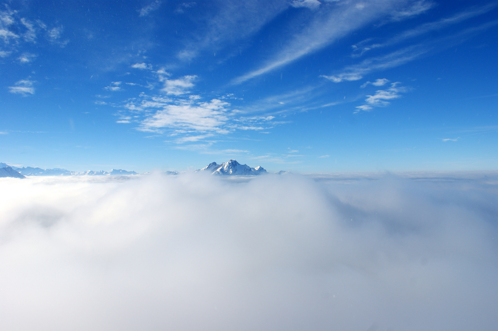 Pilatus (2132 m.ü.M) im Nebelmeer