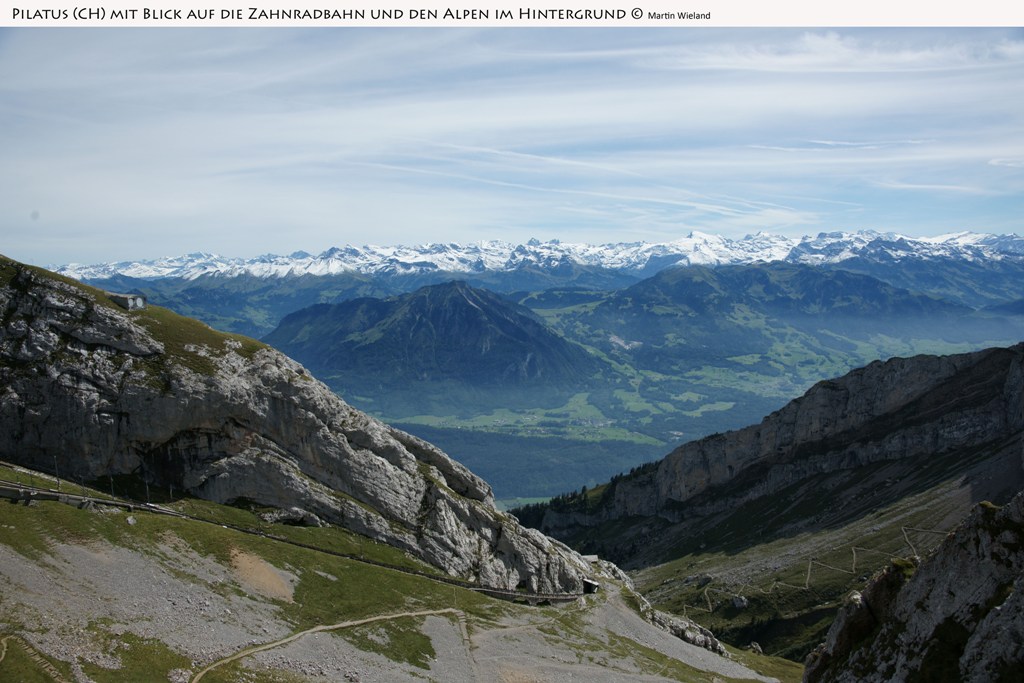 Pilatus (CH) mit Blick auf die Zahnradbahn und den Alpen im Hintergrund