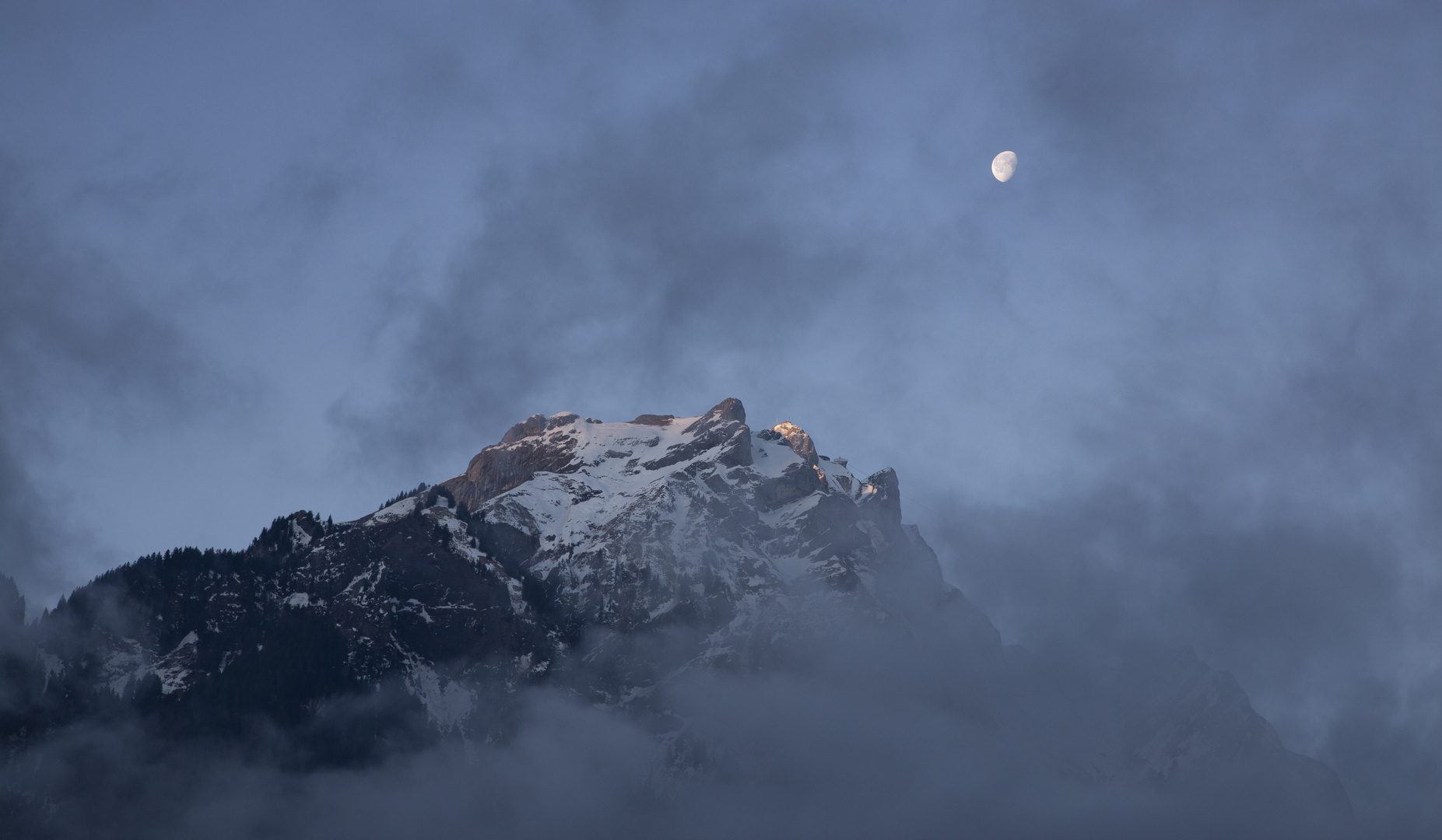 Pilatus mit Mond bei Sonnenaufgang