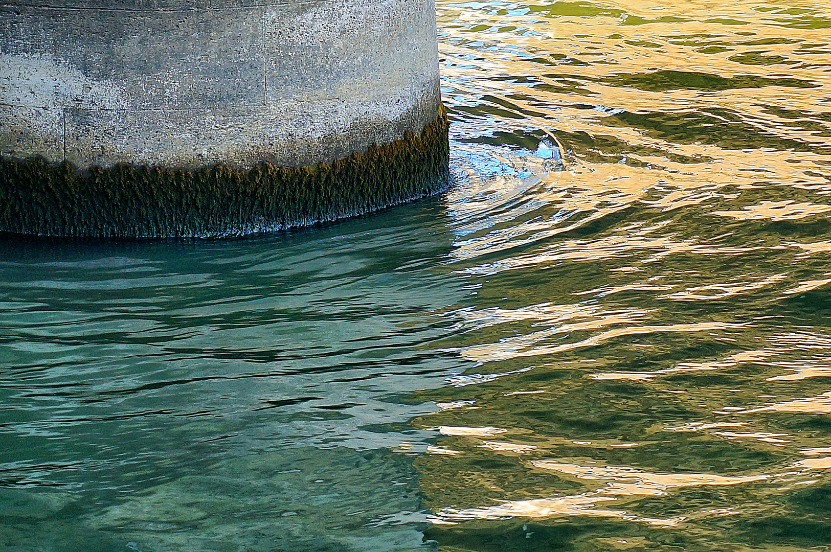 Pile sous le pont , partage de l eau .