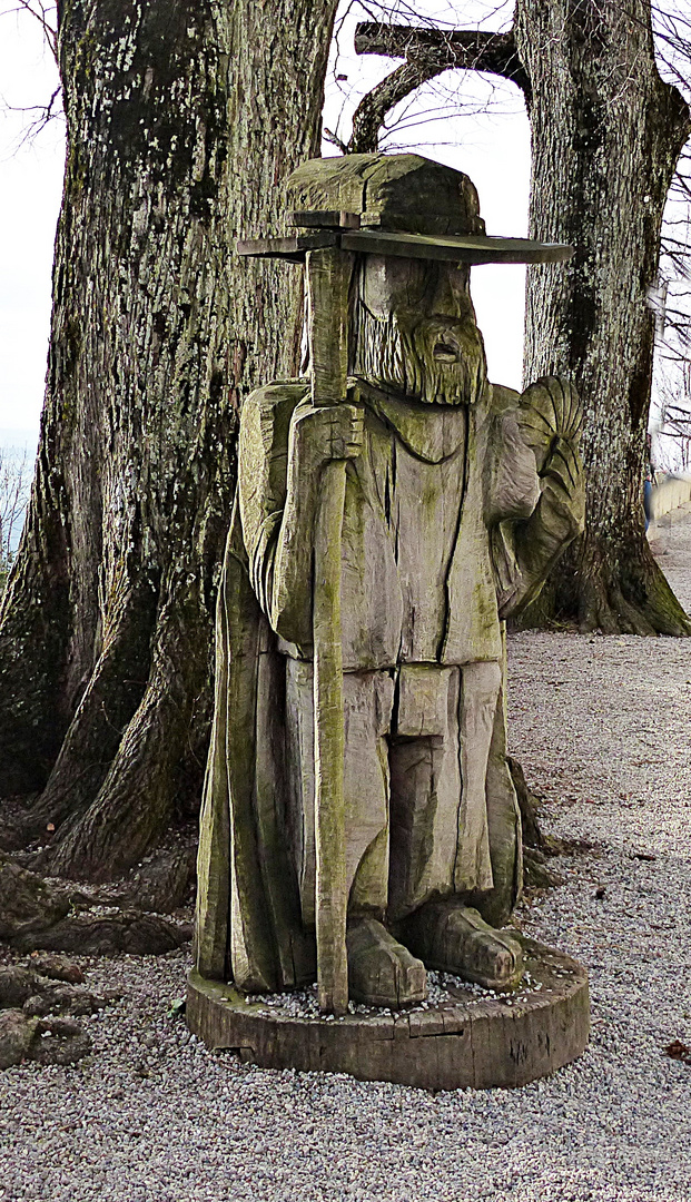 Pilger aus Holz geschnitzt