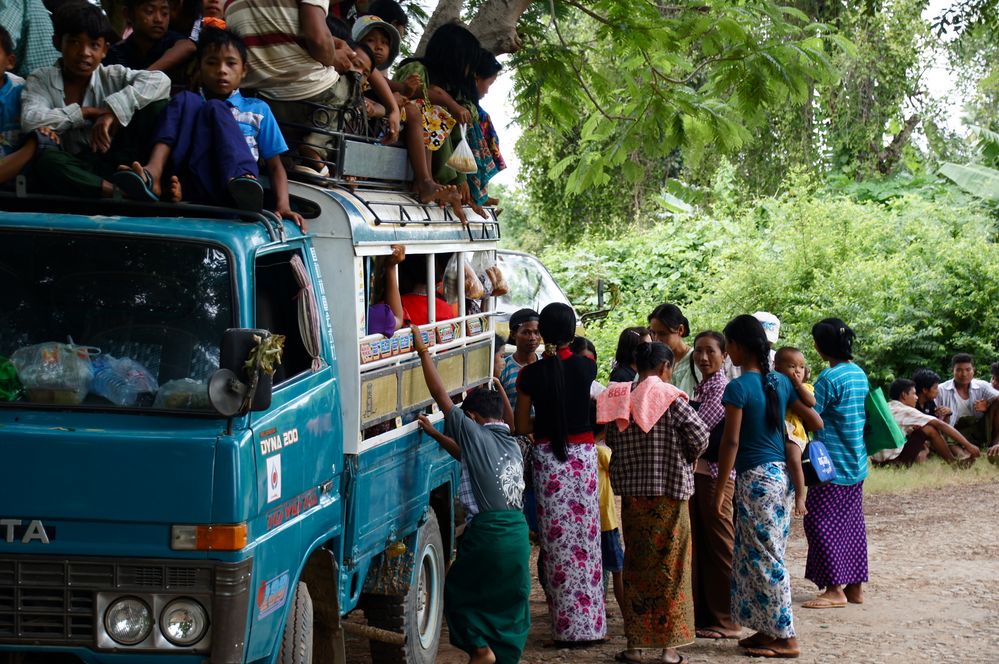 pilger, die müßen noch alle rein, oder rauf auf den karren ;-), burma 2011