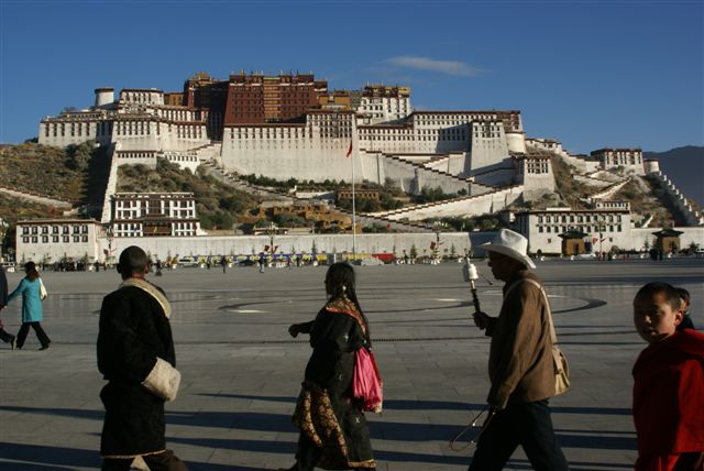 Pilger vor dem Potala Palast in Lhasa