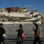 Pilger vor dem Potala Palast in Lhasa