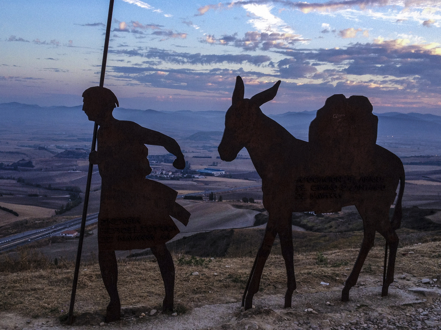 Pilgerdenkmal am Camino Frances in der Sierra del Perdon bei Pamplona, Navarra, Spanien