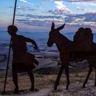 Pilgerdenkmal am Camino Frances in der Sierra del Perdon bei Pamplona, Navarra, Spanien