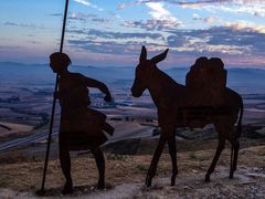 Pilgerdenkmal am Camino Frances in der Sierra del Perdon bei Pamplona, Navarra, Spanien