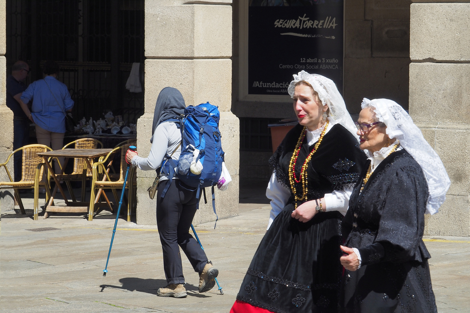 Pilgerin am Ziel in Santiago und Spanierinen im Trachtenlook