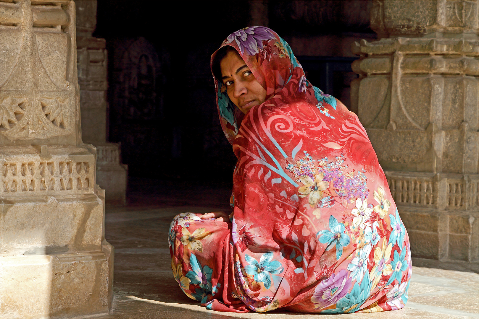 Pilgerin im Jaintempel von Ranakpur