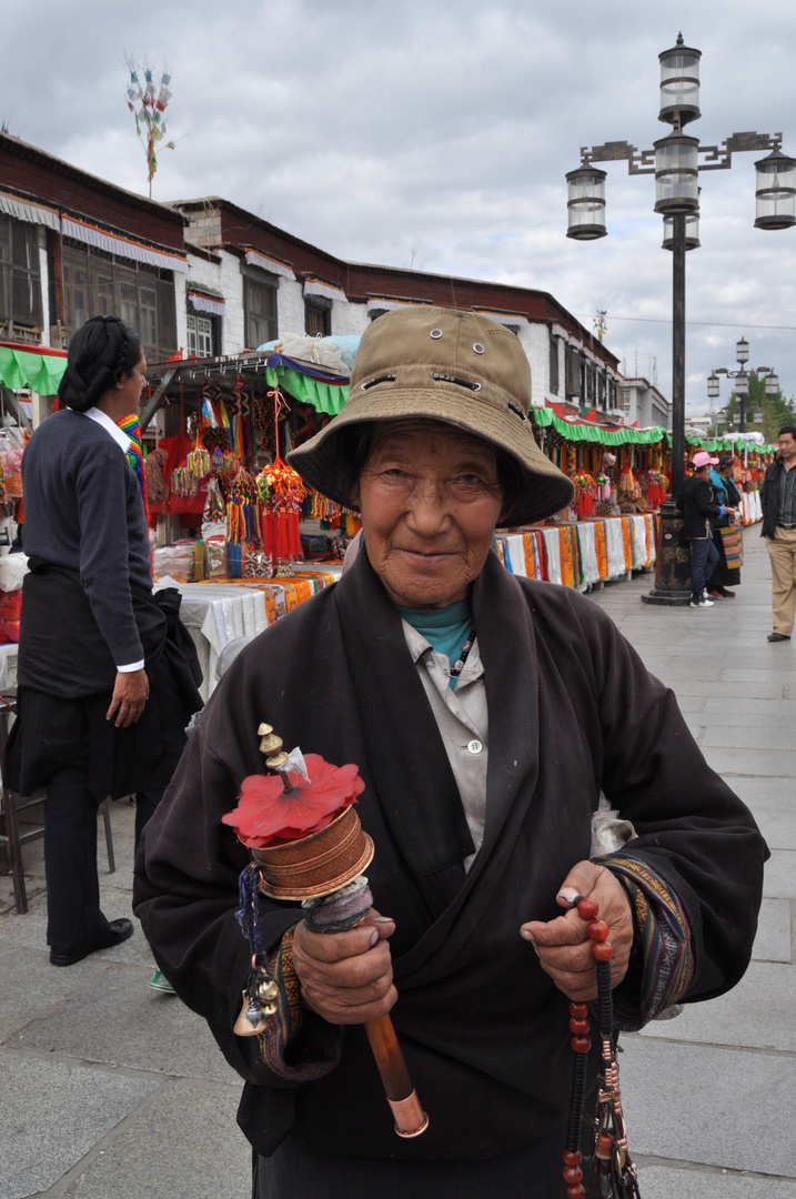 Pilgerin vor dem Jokhang, Lhasa Tibet