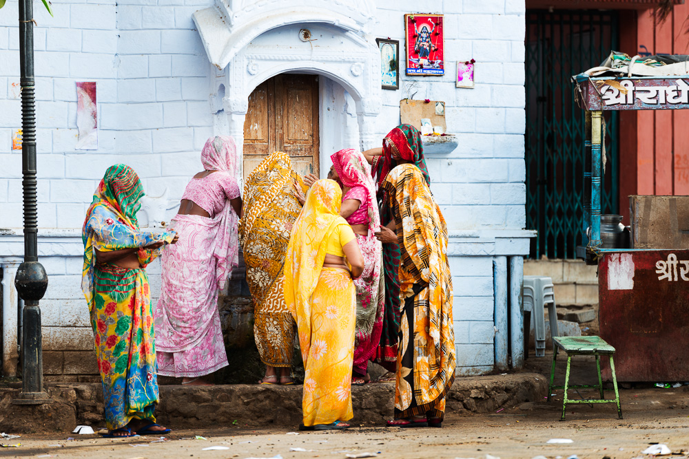 Pilgerinnen vor einem kleinen Tempel in Pushkar – Rajasthan