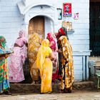 Pilgerinnen vor einem kleinen Tempel in Pushkar – Rajasthan