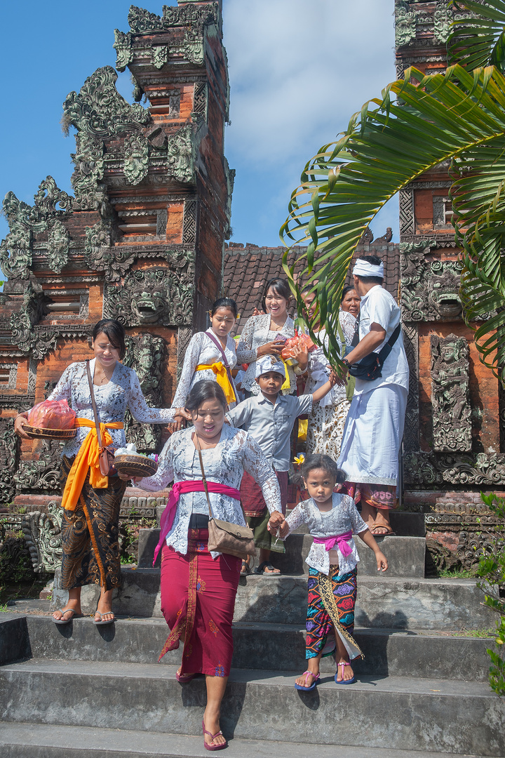 Pilgrims leaving Pura Tirta Lan Segara